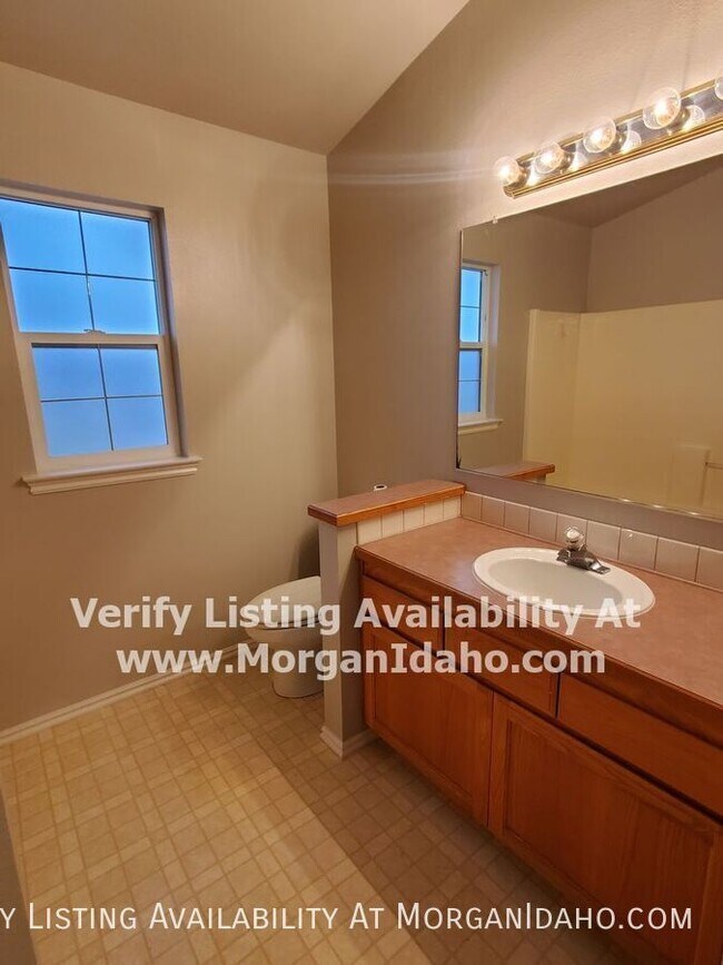 Building Photo - 521 S Valley Dr