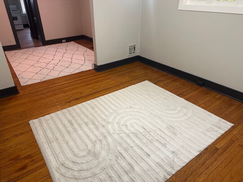 Building Photo - 4916 Winona Ave