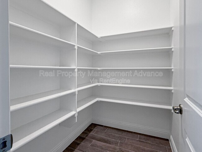 Building Photo - 2912 Log Cabin Dr