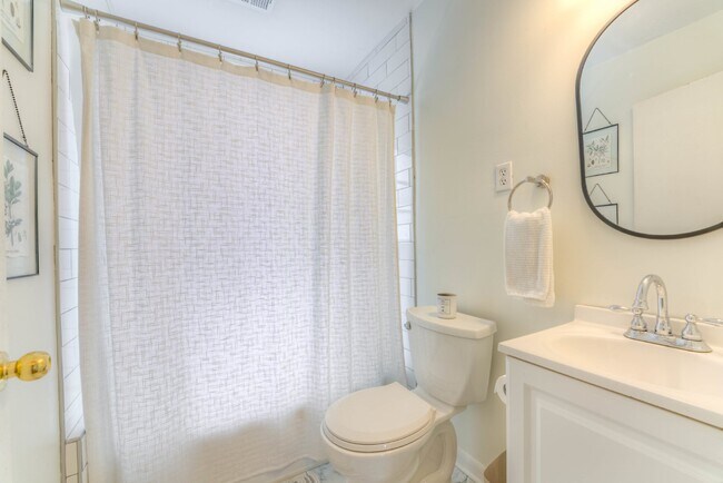 Building Photo - Colonial Acres East Memphis cutie! 3 bedrooms and tons of updates! Appliances included.