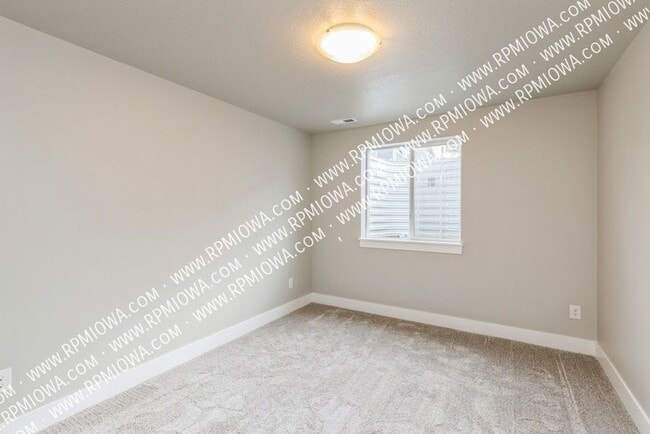 Building Photo - 709 NE Hunter Dr