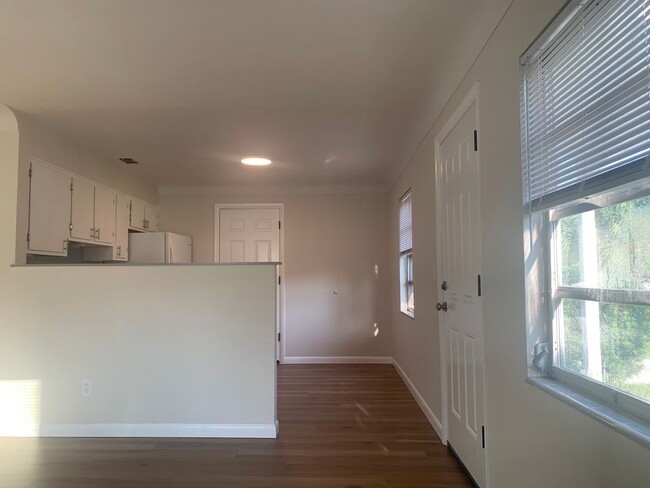 Building Photo - 2  Bedroom Single Family Home