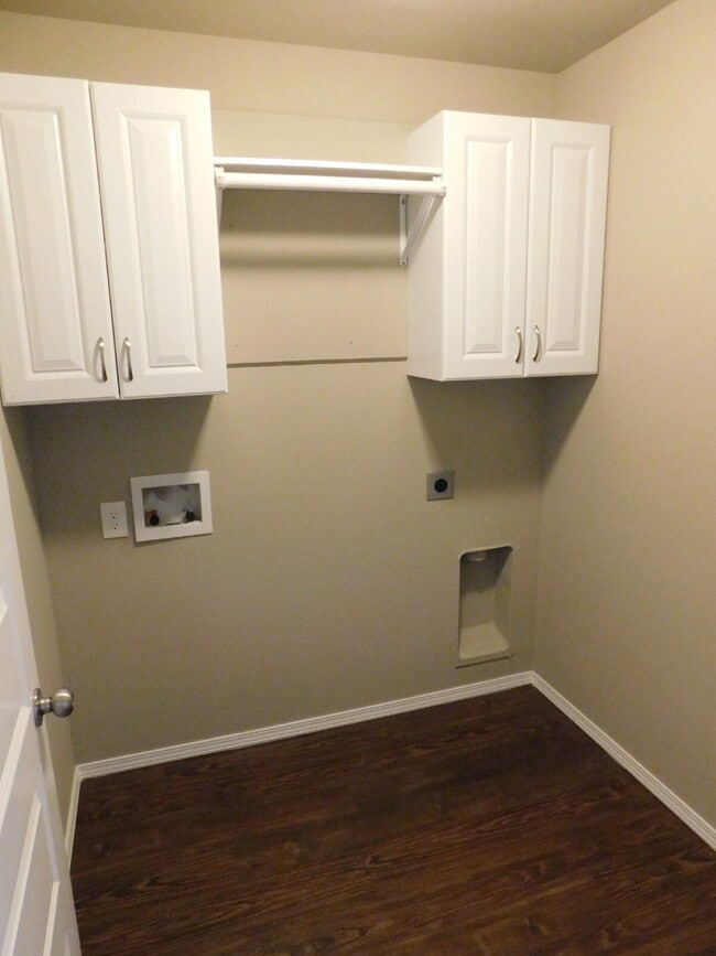 Building Photo - Charming Three Bedroom Home in Fayetteville  To schedule your own showing: 479-341-6744. Apply at...