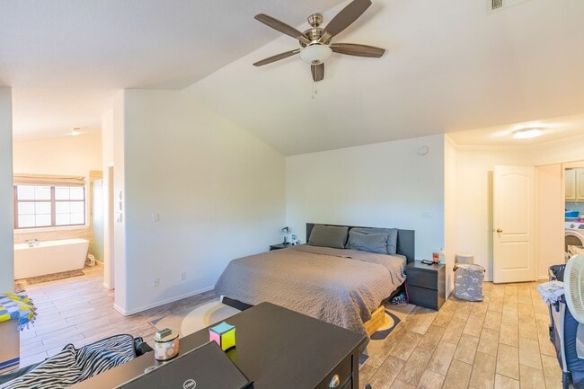 Building Photo - Beautiful Home in the Golf Course Area