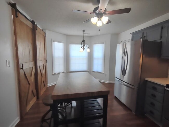 Building Photo - Beautiful Brick Ranch located in Cinnamon ...
