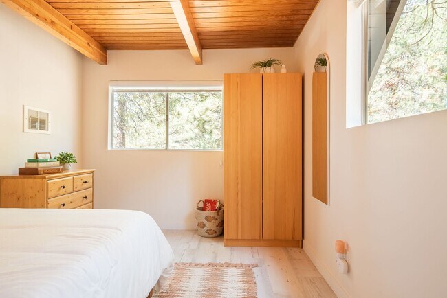 Building Photo - Fully Furnished Modern Mountain Cabin in Wrightwood 2 bedroom 1 bath