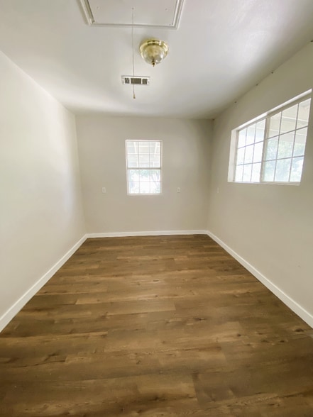 Building Photo - 143 Jasmine Ln