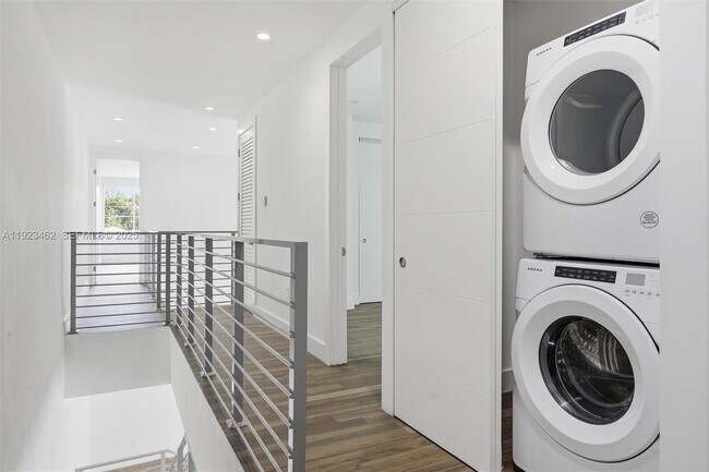 Building Photo - 2852 SW 32nd Ct