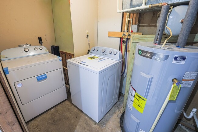 Building Photo - Spacious 3bdrm 1bath Home in Quiet Community