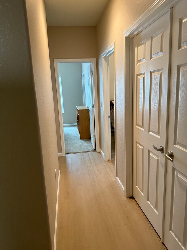 Building Photo - 6137 E Cortland Ave