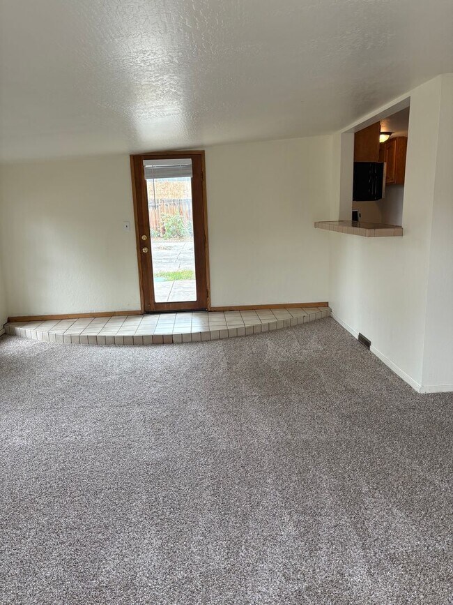 Building Photo - Charming 3 Bedroom Home