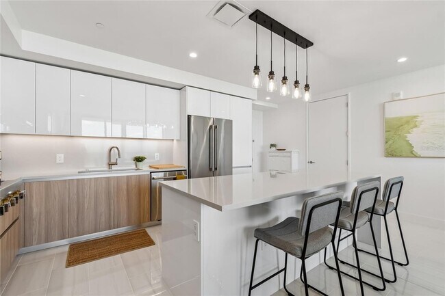 Building Photo - 400 Central Ave