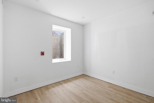 Building Photo - 613 Brooklyn St