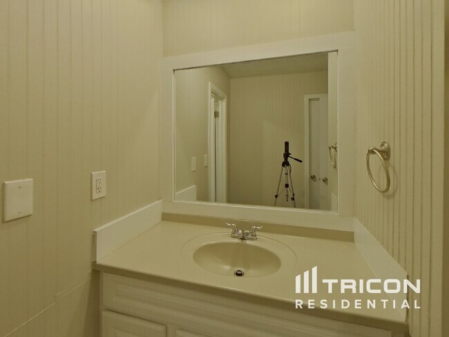 Building Photo - 2561 Falcon Ridge Dr SW