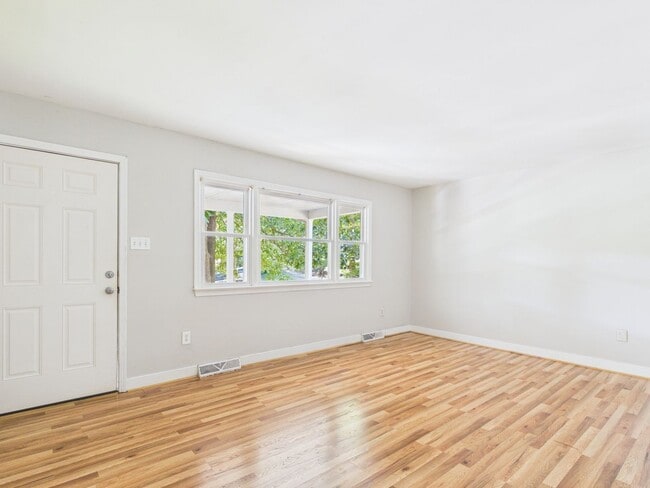 Building Photo - 3041 Clintwood Rd