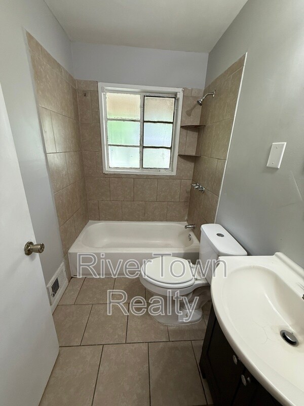 Building Photo - 3358 Parham St