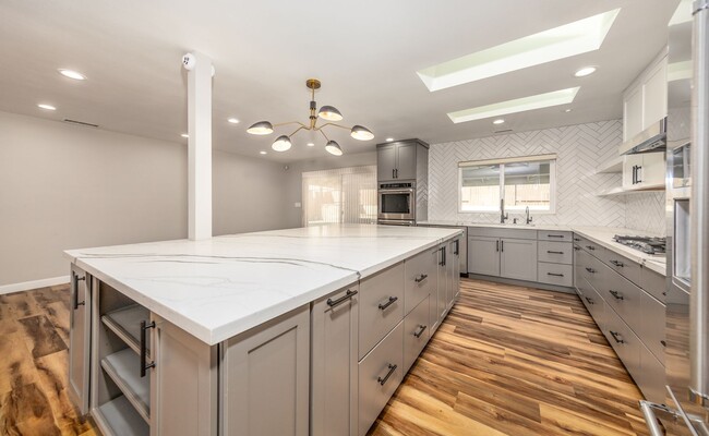 Building Photo - Large, Gorgeous Single Story Pool Home