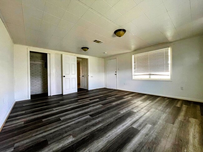 Building Photo - Comfortably Updated 4-Bedroom 2-Bathroom O...