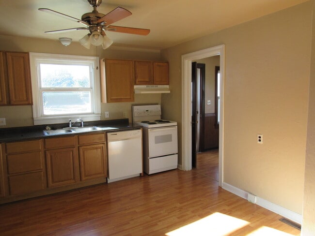 Building Photo - 636 W Washington St