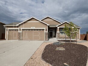 Building Photo - Large Well-Maintained Peyton Home