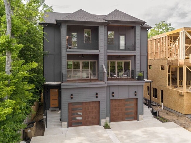 Building Photo - Great modern HPR with garage and view of the river!