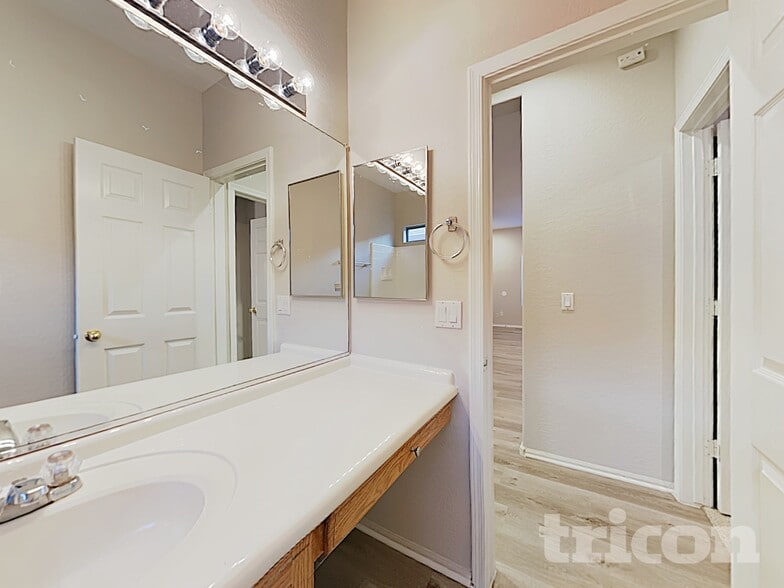 Building Photo - 13732 W Mauna Loa Ln