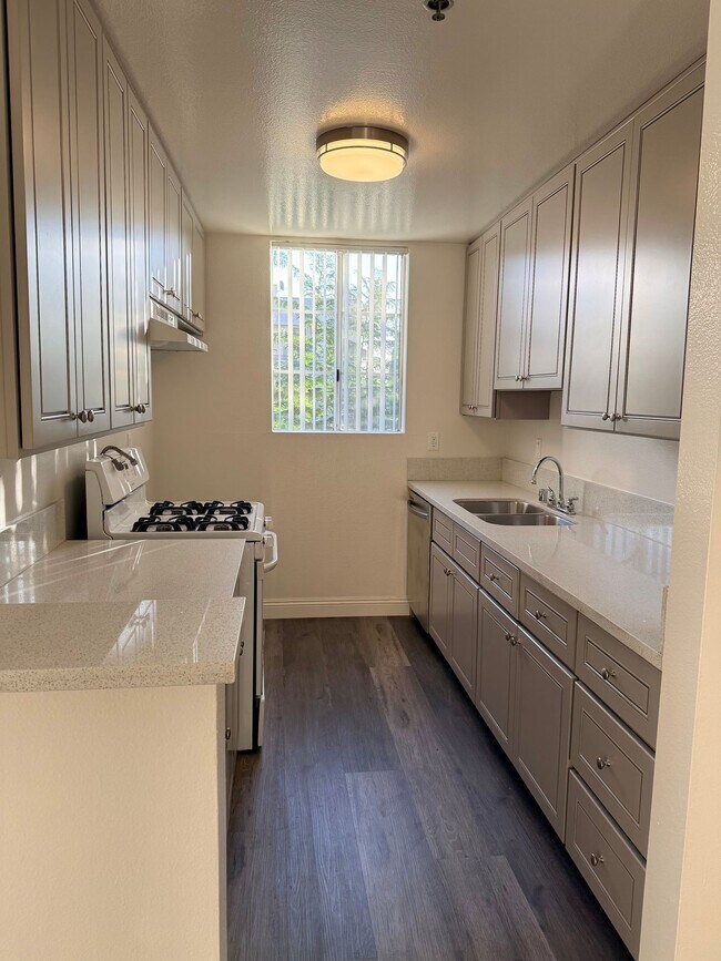 Building Photo - Clean & a Great Value Well Appointed Apartment