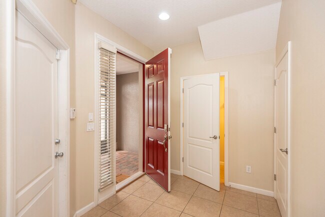 Building Photo - 253 Catriona Dr