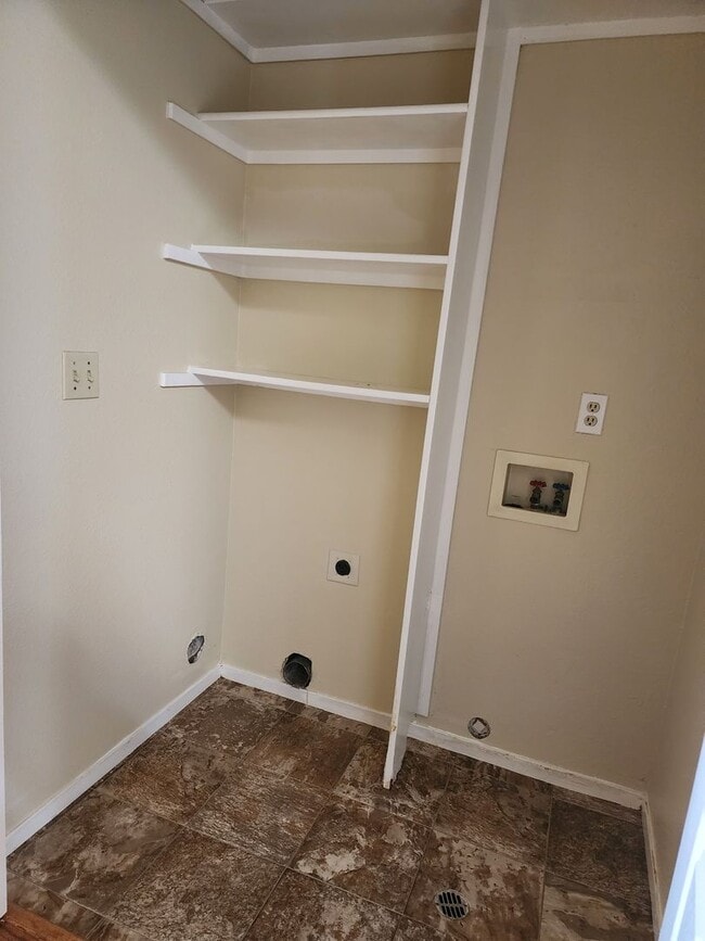 Building Photo - 3 Bedroom 2 Bath in HOA Community with Com...