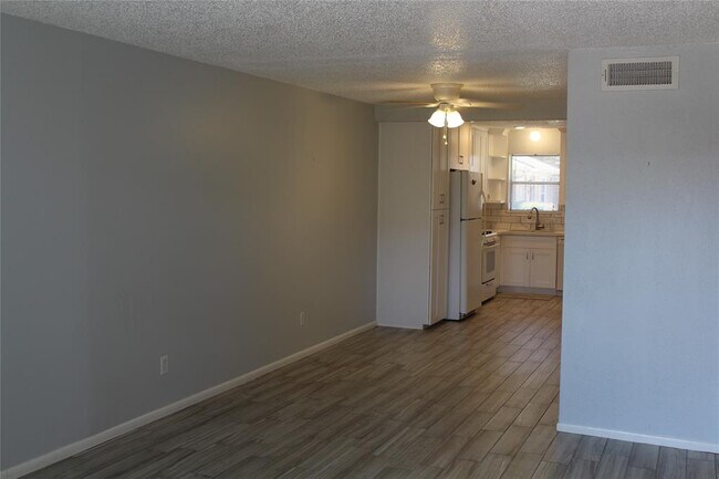 Building Photo - 1016 W Tri Oaks Ln