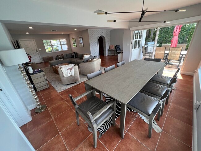 Building Photo - 1653 Poinsettia Dr