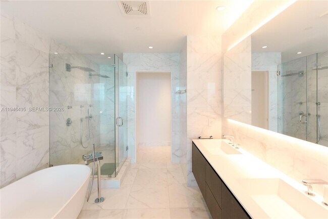 Building Photo - 6901 Collins Ave