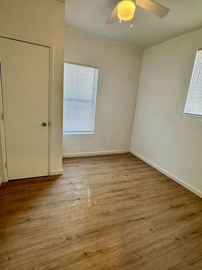 Building Photo - 2 Bedroom House Available Now!