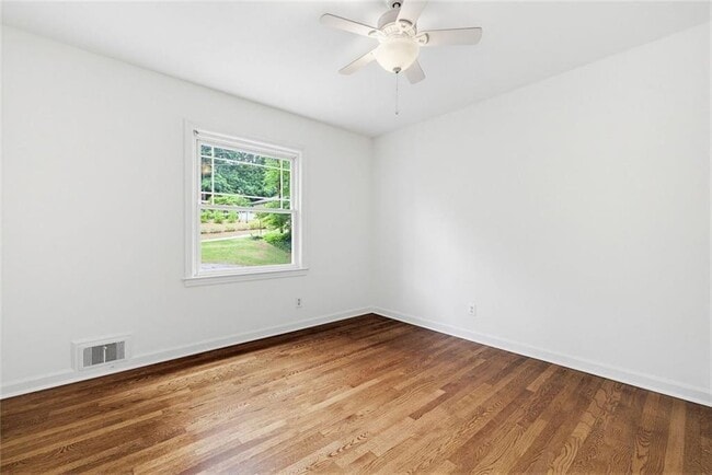 Building Photo - 445 Forest Hills Dr
