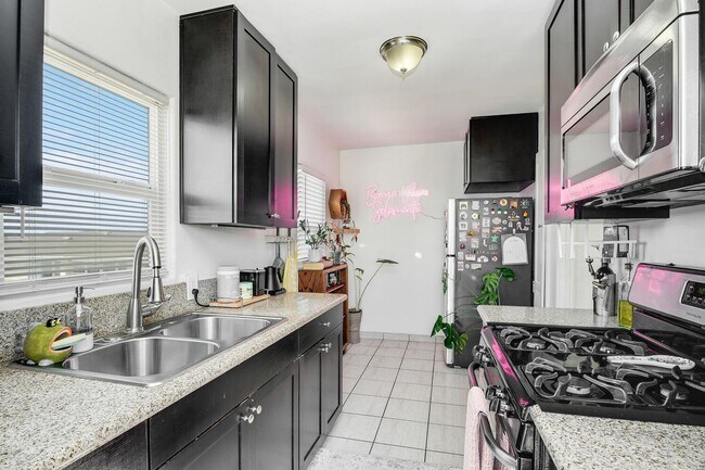 Building Photo - Upstairs One Bedroom Available in Talmadge!