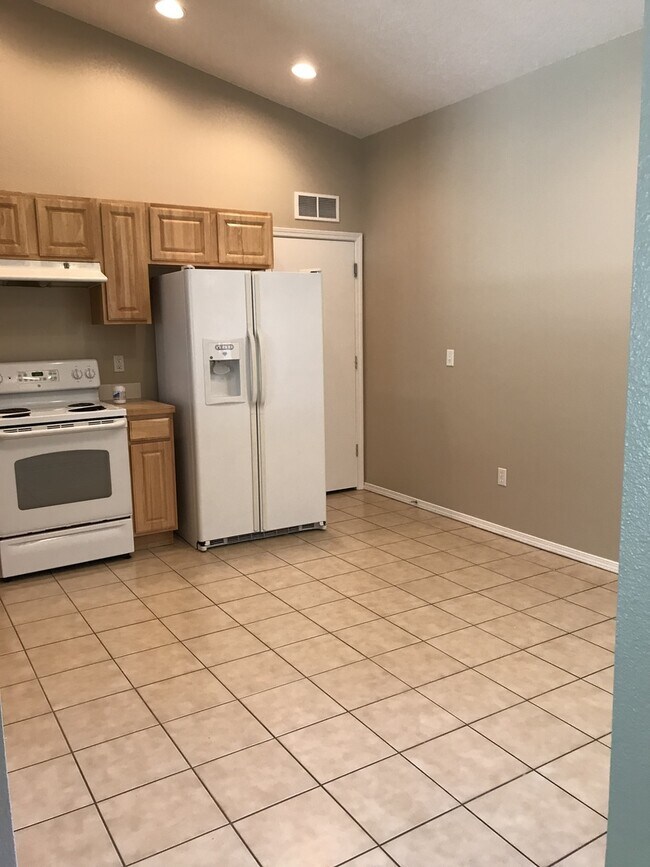 Building Photo - 3 bed/ 2 bath... 2 car garage... Single Level...In the Meadowbrook Subdivision.