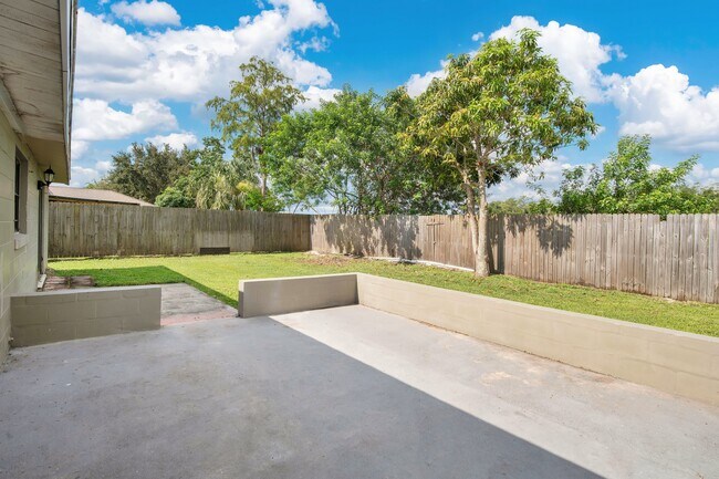 Building Photo - 398 Buttonwood Dr