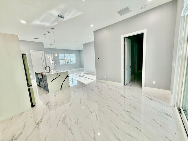 Building Photo - 660 NE Moss Rose Pl