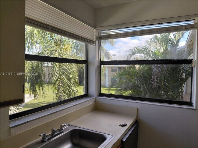 Building Photo - 999 Hamilton Dr