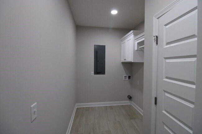 Building Photo - 326 S 5th St