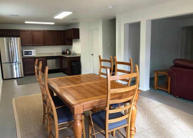 Building Photo - 2325 Royal Palm Dr