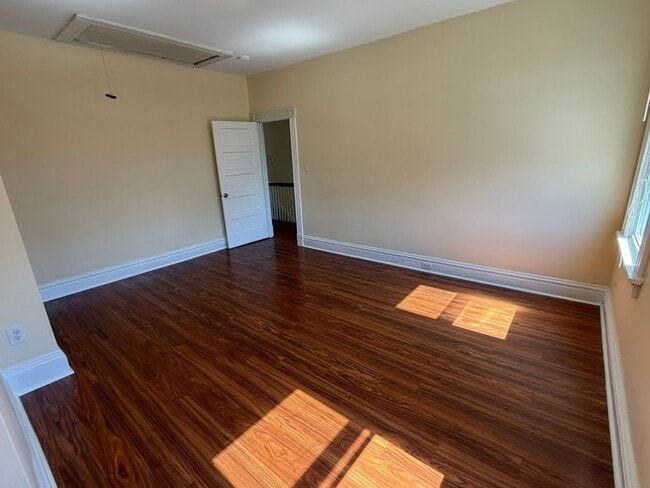 Building Photo - Spacious 3BR / 2BA apartment with ensuite bath and in-unit laundry
