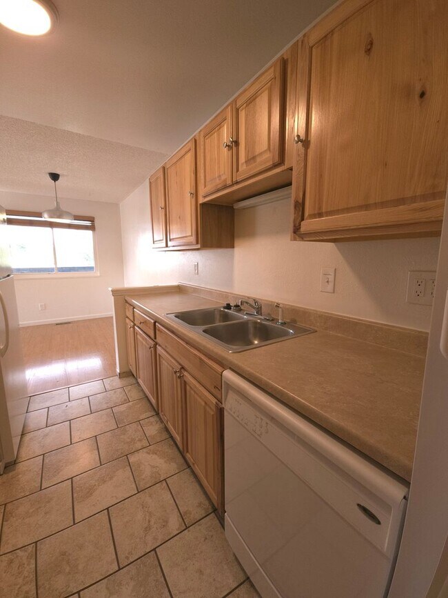 Building Photo - 2 Bedroom Oasis With Covered Parking