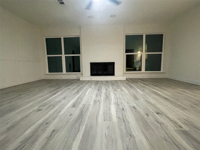 Building Photo - 3014 Edgewood Dr