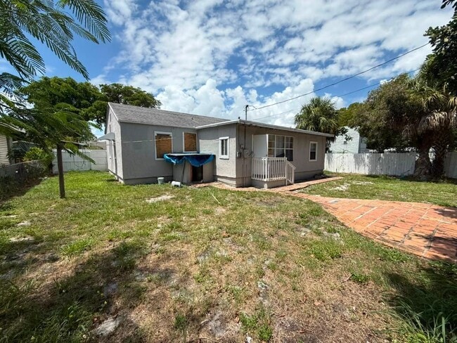 Building Photo - 933 30th Ct