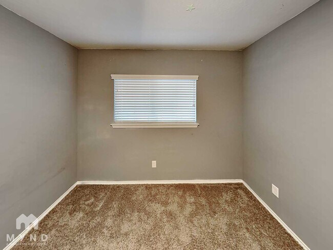 Building Photo - 9203 Silver Vista