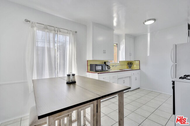 Building Photo - 3559 Sawtelle Blvd