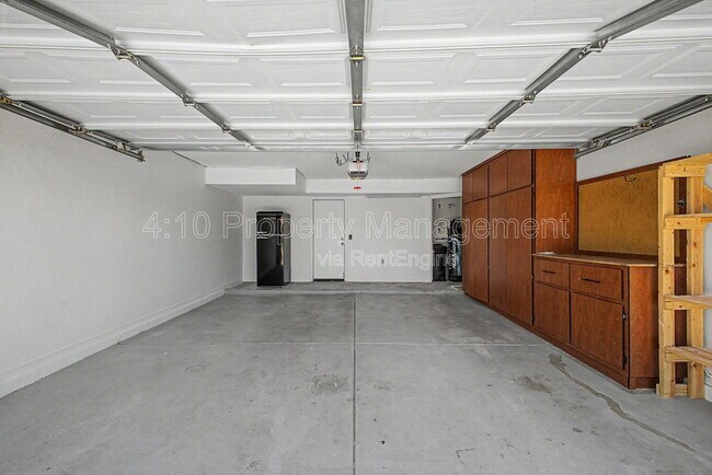 Building Photo - 3236 E Hiddenview Dr