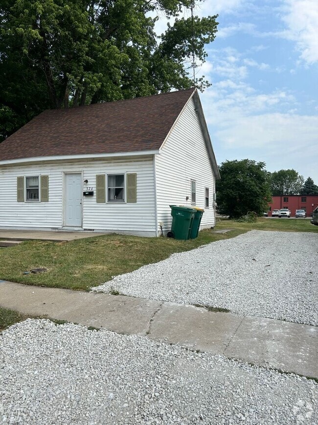 Building Photo - Close to town 2 Bedroom 1 Bath