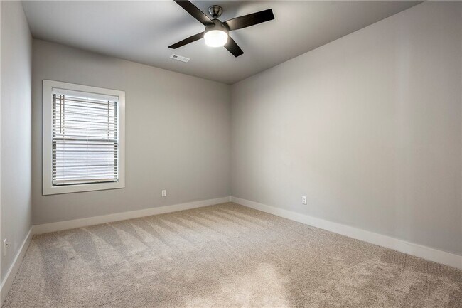 Building Photo - 835 NE Hts Ln